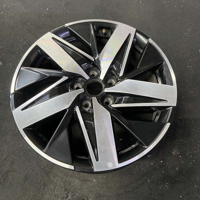 18" SORENTO 21-23 gasoline, 18x7.5 , 10 spoke Original OEM Wheel Rim - Close-Up Detail