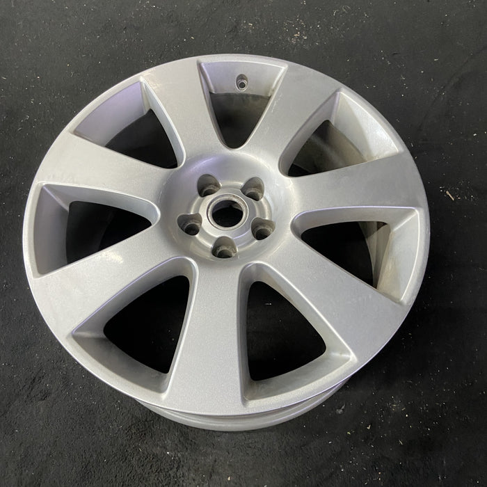22" RANGE ROVER 13-14 , 22x9.5, 7 spoke Original OEM Wheel Rim - Close-Up Detail