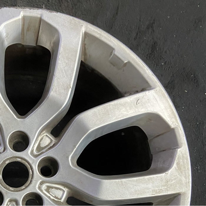 22" RANGE ROVER 13-17 alloy 22x9.5 10 spoke 5 split spoke Original OEM Wheel Rim - Close-Up Detail