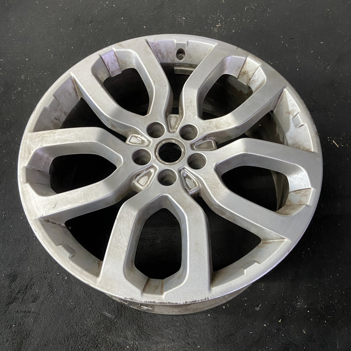 22" RANGE ROVER 13-17 , 22x9.5, 10 spoke Original OEM Wheel Rim - Close-Up Detail