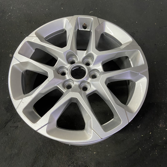 18" TRAVERSE 18-19 18x7.5, opt RT1 Original OEM Wheel Rim - Close-Up Detail