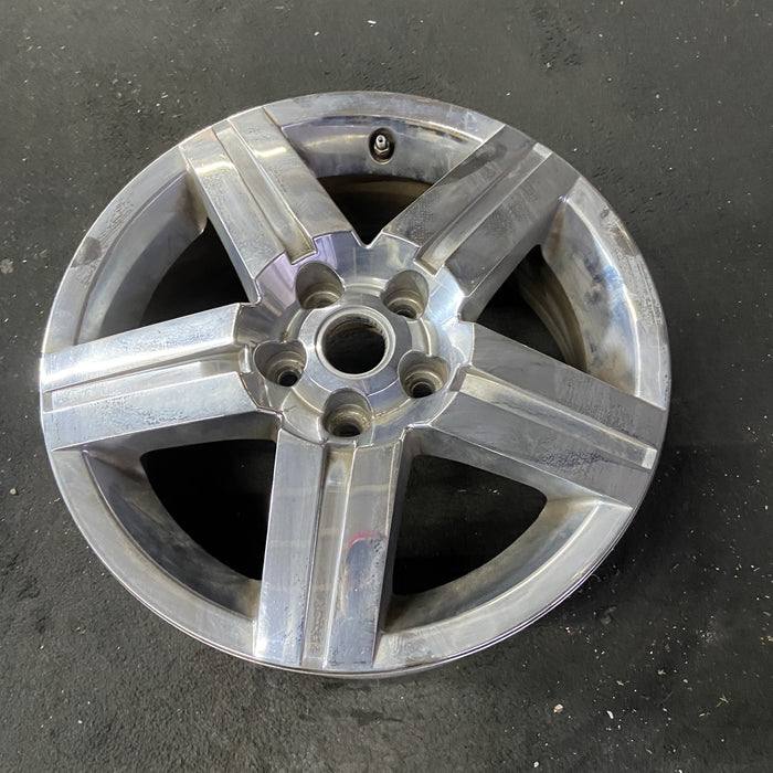 17" EQUINOX 07-08 17x7, 5 spoke, bright chrome, center indent Original OEM - Close-Up Detail