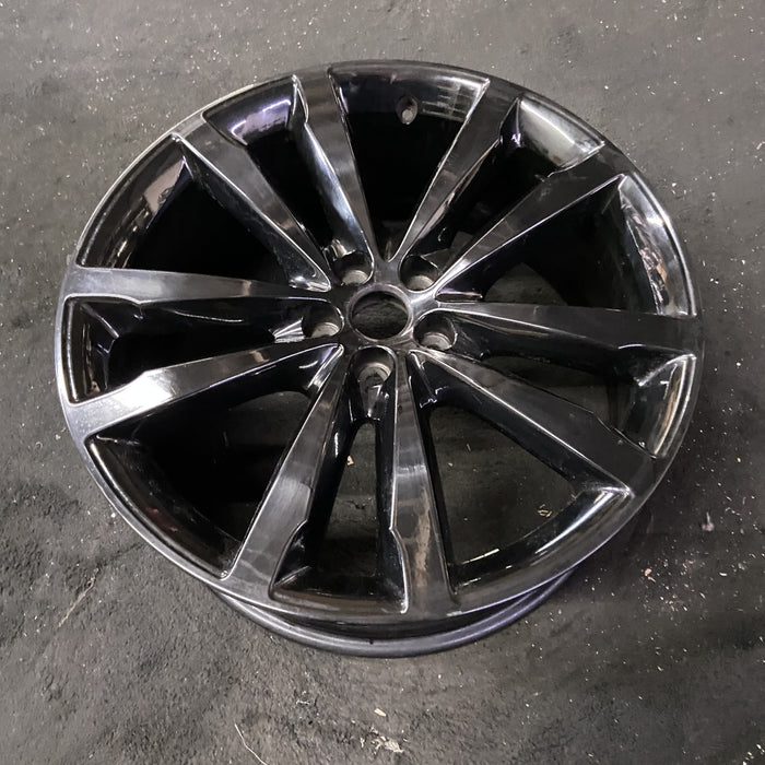 20" F-PACE 17-19 20x8.5 , 5 double spoke, w/notched spoke, machined face - Close-Up Detail