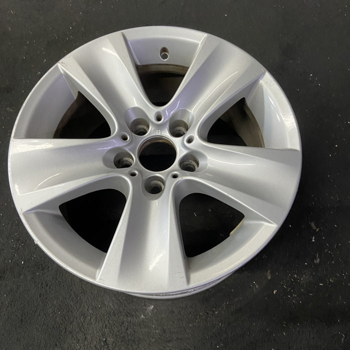 17" BMW 528i 11-16 17x8 , 5 spoke Original OEM Wheel Rim - Close-Up Detail