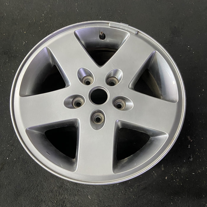 17" WRANGLER 07-08 17x7.5, silver Original OEM Wheel Rim - Close-Up Detail