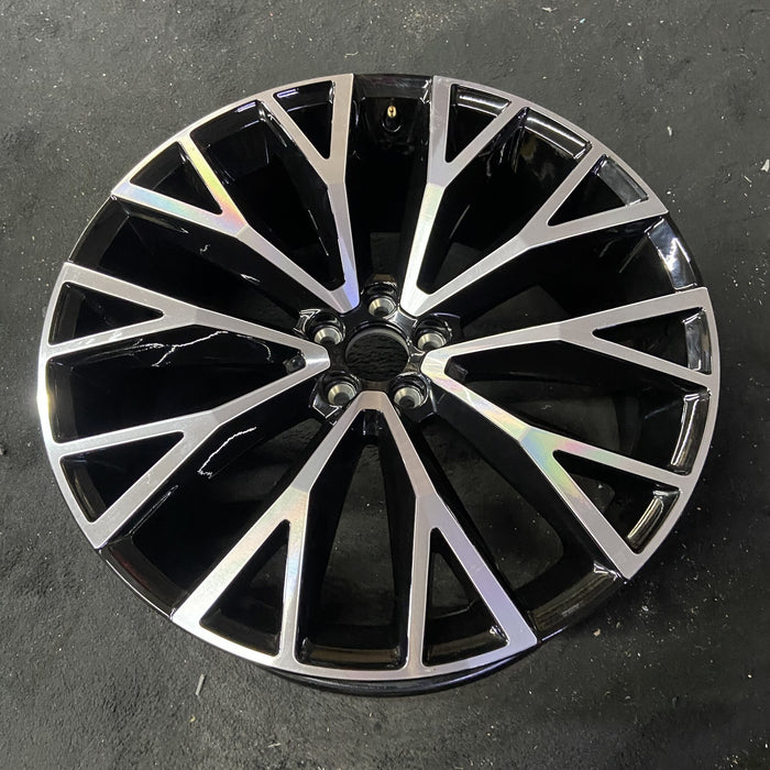 22" VOLVO XC60 18-20 22x9 , 10 Y spoke Original OEM Wheel Rim - Close-Up Detail
