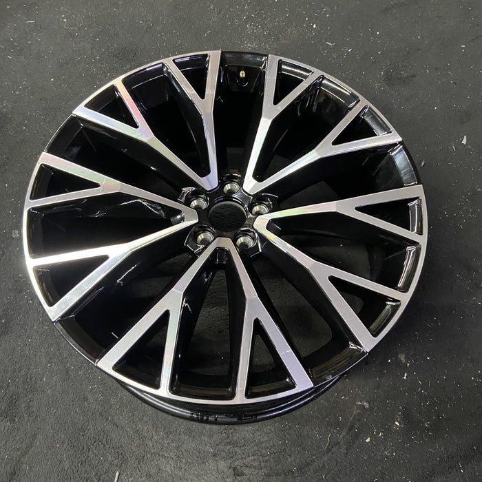 22" VOLVO XC60 18-20 22x9 , 10 Y spoke Original OEM Wheel Rim - Close-Up Detail
