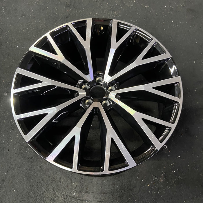 22" VOLVO XC60 18-20 22x9 , 10 Y spoke Original OEM Wheel Rim - Close-Up Detail