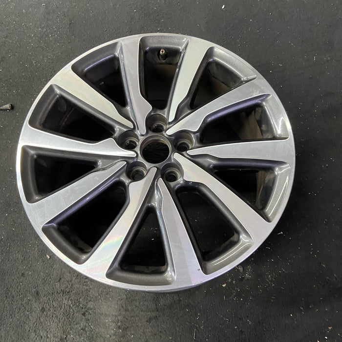18" MKC 19 18x8 , 10 spoke, machined face with pockets Original OEM Wheel Rim - Close-Up Detail
