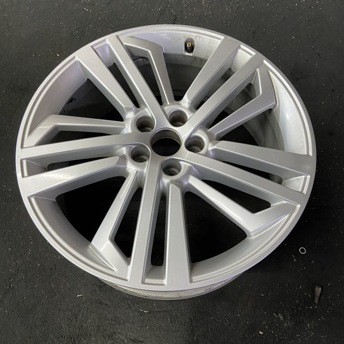 20" AUDI Q5 18 20x8 , Original OEM Wheel Rim - Close-Up Detail