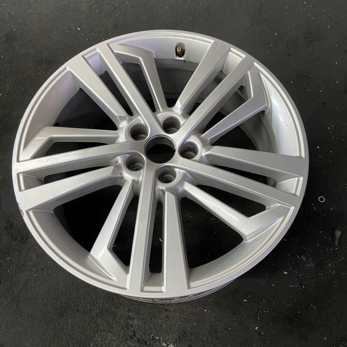 20" AUDI Q5 18 20x8 , Original OEM Wheel Rim - Close-Up Detail