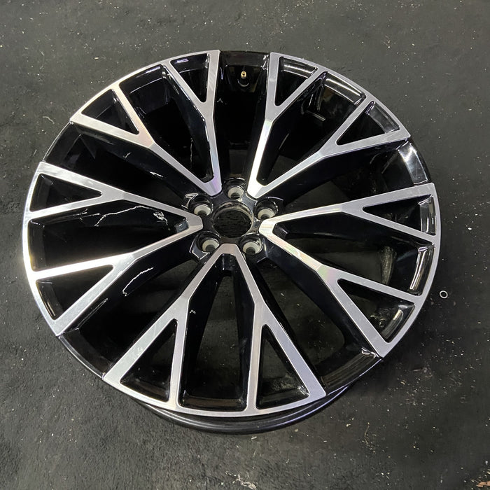 22" VOLVO XC60 18-20 22x9 , 10 Y spoke Original OEM Wheel Rim - Close-Up Detail