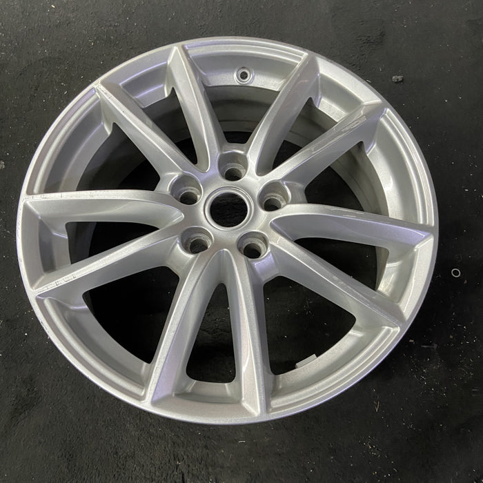 19" RANGE ROVER 13-17 , 19x7.5, Original OEM Wheel Rim - Close-Up Detail