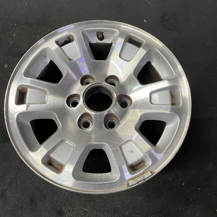 17" SIERRA 1500 PICKUP 05-06 17x7.5, aluminum, opt QF7 Original OEM Wheel Rim - Close-Up Detail