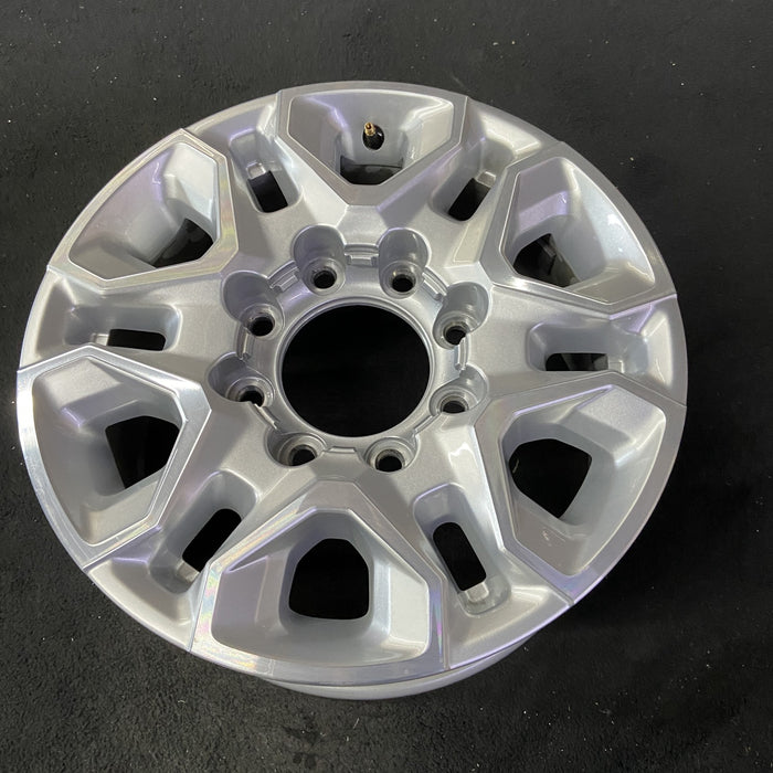 18" SILVERADO 2500 PICKUP 20 18x8, aluminum Original OEM Wheel Rim - Close-Up Detail