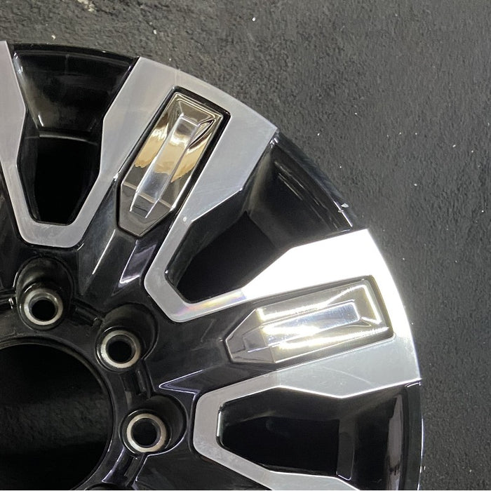 20" SIERRA 2500 PICKUP 24 20x8.5 8 spoke raised spoke machined with black - Close-Up Detail
