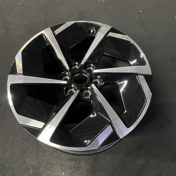 19" EQUINOX EV 24-25 19x8.5 Original OEM Wheel Rim - Close-Up Detail
