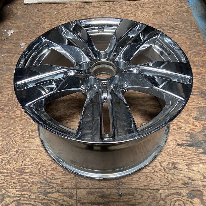 17" MERCEDES E-CLASS 12 207 Type, Conv, E350, 17x8.5 Original OEM Wheel Rim - Close-Up Detail