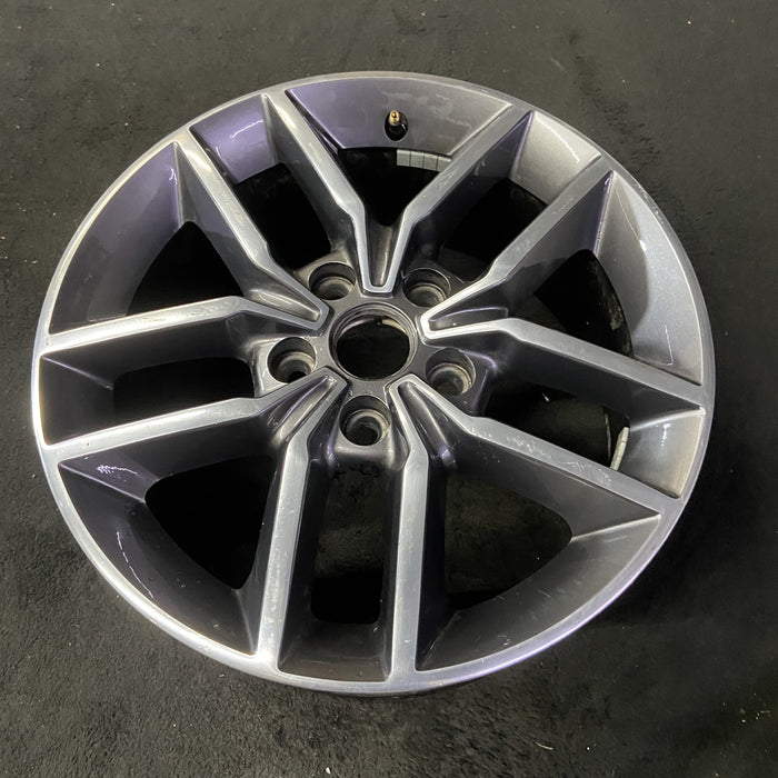18" GRAND CHEROKEE 17 18x8, aluminum, w/o 75th Anniversary package; polished - Close-Up Detail