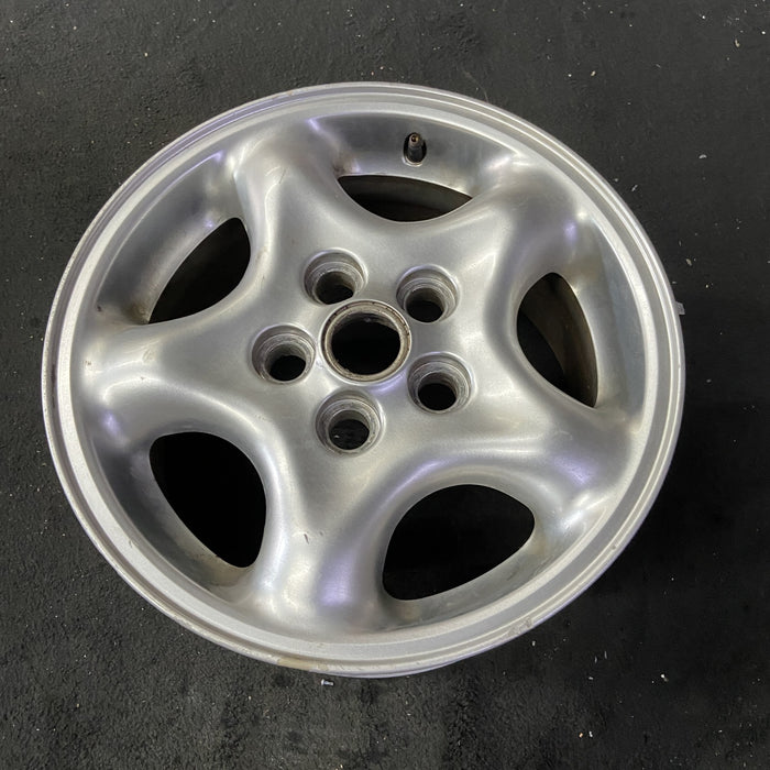 16" LAND ROVER 00-01 , alloy , 16x8 Original OEM Wheel Rim - Close-Up Detail