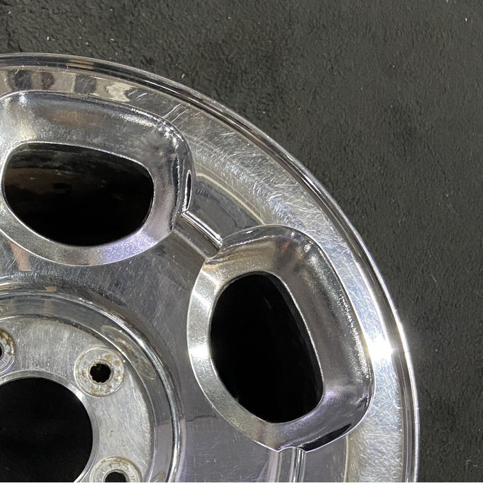 17" NAVIGATOR 00 17x7.5 14mm lug 16mm hole aluminum 6 ovals chrome Original OEM - Close-Up Detail