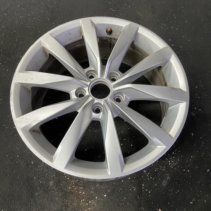 17" GOLF 17 17x7 , 10 spoke, 49mm offset, silver pockets Original OEM Wheel Rim - Close-Up Detail