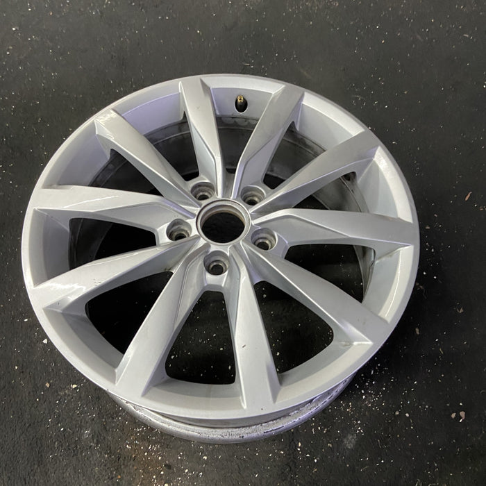 17" GOLF 17 17x7 , 10 spoke, 49mm offset, silver pockets Original OEM Wheel Rim - Close-Up Detail