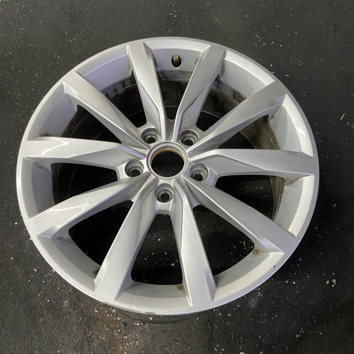 17" GOLF 17 17x7 , 10 spoke, 49mm offset, silver pockets Original OEM Wheel Rim - Close-Up Detail