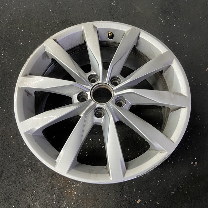 17" GOLF 17 17x7 , 10 spoke, 49mm offset, silver pockets Original OEM Wheel Rim - Close-Up Detail