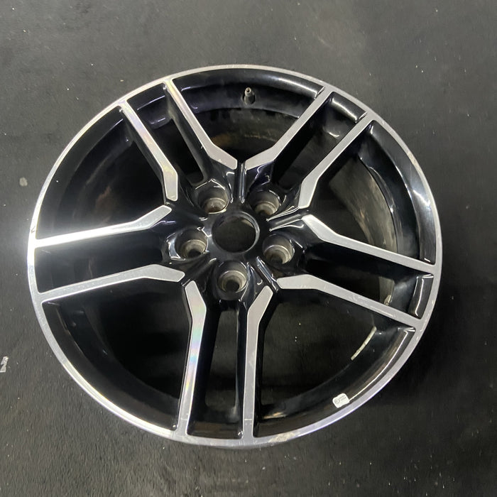 18" MUSTANG 18-23 18x8 , 10 spoke Original OEM Wheel Rim - Close-Up Detail