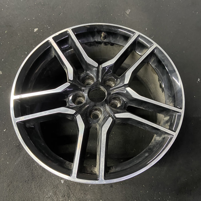 18" MUSTANG 18-23 18x8 , 10 spoke Original OEM Wheel Rim - Close-Up Detail