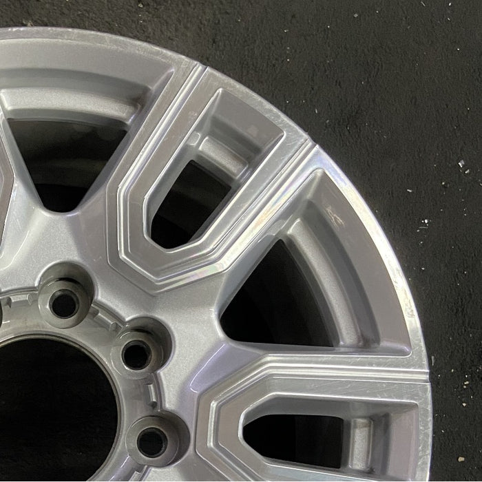 20" SIERRA 2500 PICKUP 20 20x8.5 12 spoke machined face accents silver opt Q7R - Close-Up Detail