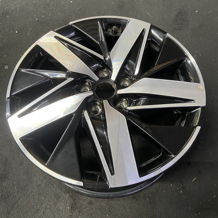18" SORENTO 21-23 gasoline, 18x7.5 , 10 spoke Original OEM Wheel Rim - Close-Up Detail
