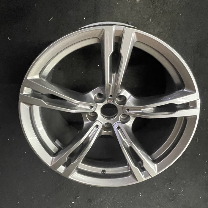 19" BMW M5 18-20 19x9.5, dark gray Original OEM Wheel Rim - Close-Up Detail