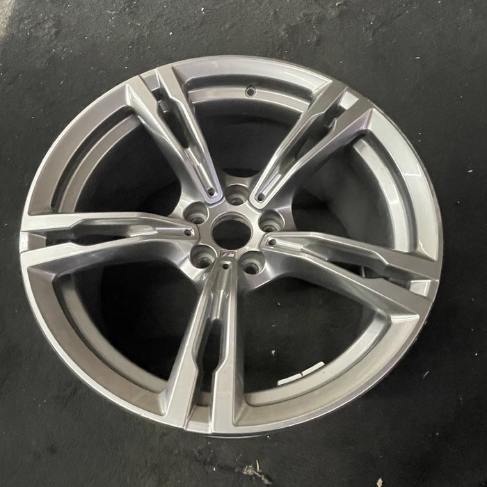 19" BMW M5 18-20 19x9.5, dark gray Original OEM Wheel Rim - Close-Up Detail