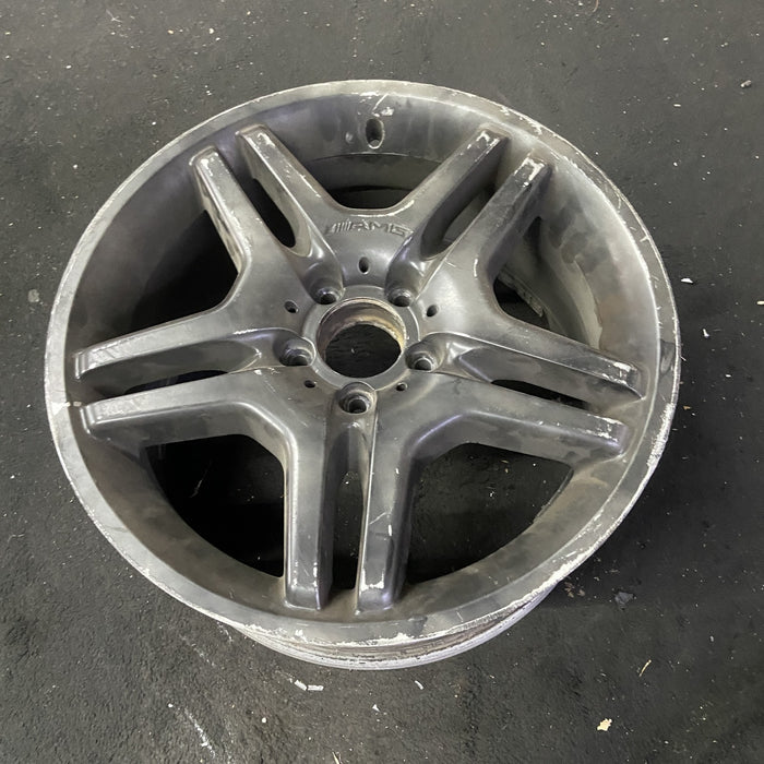 18" MERCEDES CL-CLASS 03-05 215 Type; CL55, 18x8.5 Original OEM Wheel Rim - Close-Up Detail