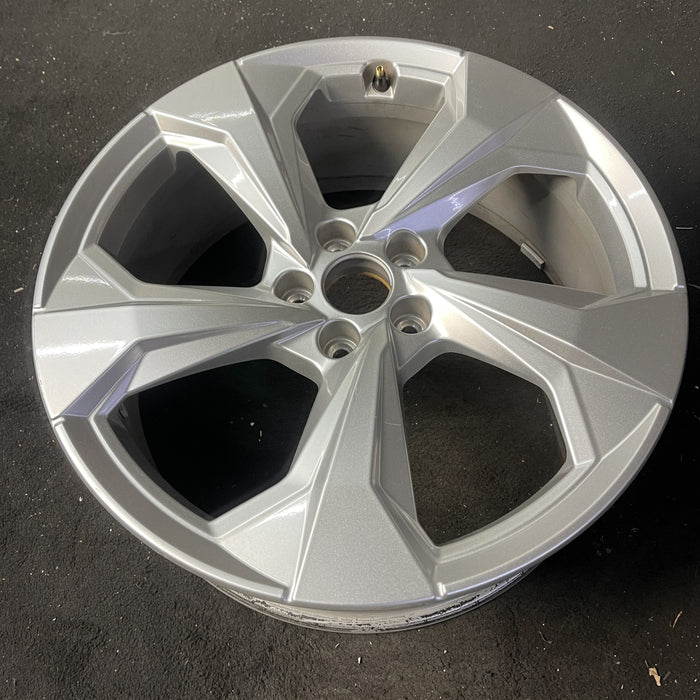 20" AUDI Q5 21 20x8 , 5 spoke, wide spoke Original OEM Wheel Rim - Close-Up Detail