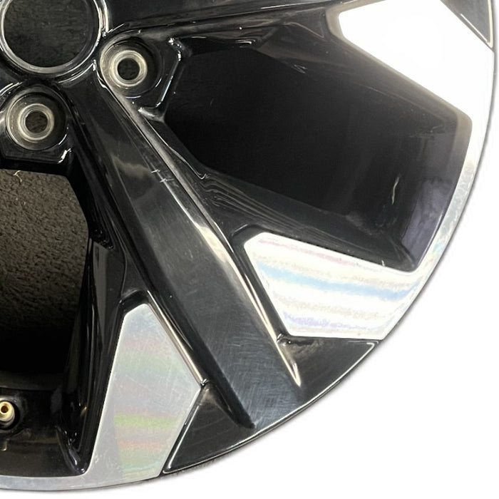 19" SPORTAGE 23-24 gasoline 19x7.5 5 spoke single spoke Original OEM Wheel Rim - Close-Up Detail