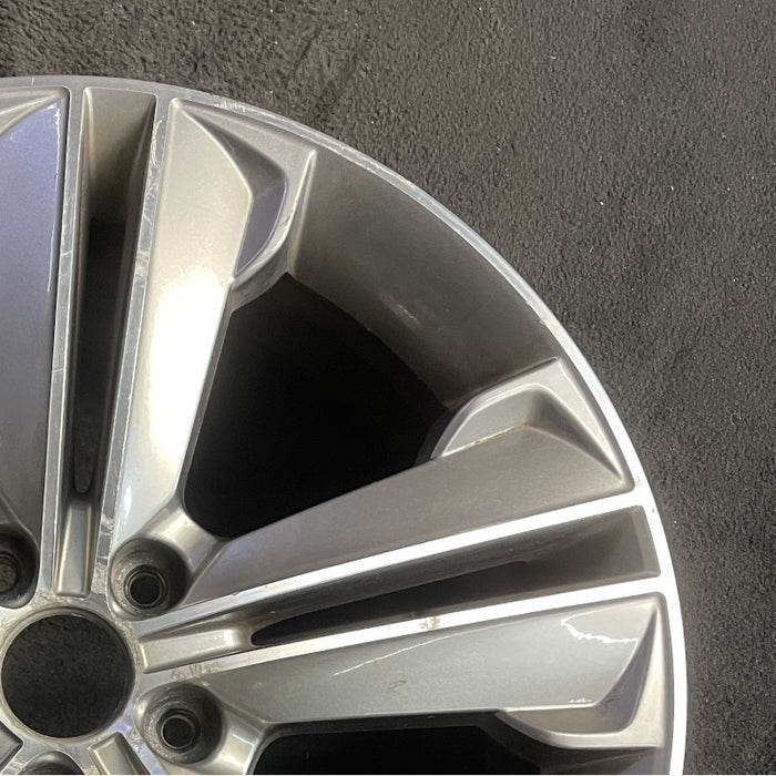 19" SANTA FE 13-16 19x7.5 alloy 10 spoke 3.3L LWB Original OEM Wheel Rim - Close-Up Detail