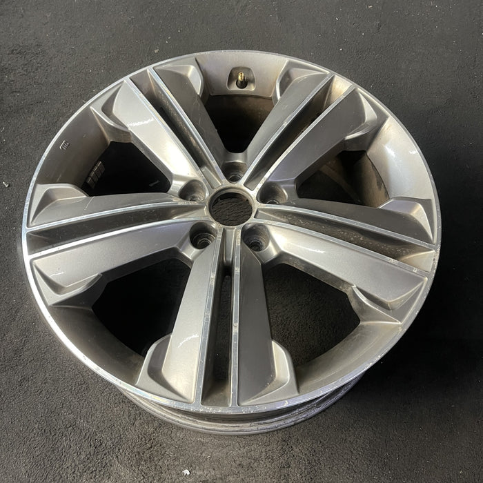 19" SANTA FE 13-16 19x7.5 , 3.3L , w/o Original OEM Wheel Rim - Close-Up Detail