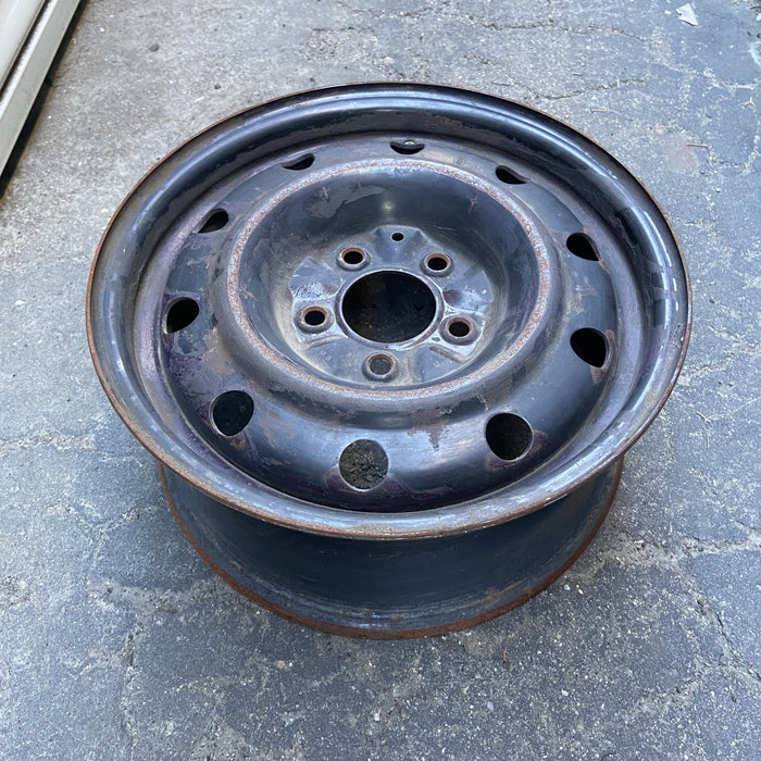 15" CARAVAN 01-07 15x6.5 Original OEM Wheel Rim - Close-Up Detail