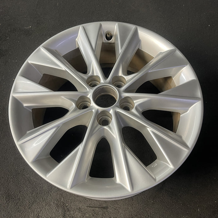 17" LEXUS ES300H 13-15 17x7 Original OEM Wheel Rim - Close-Up Detail