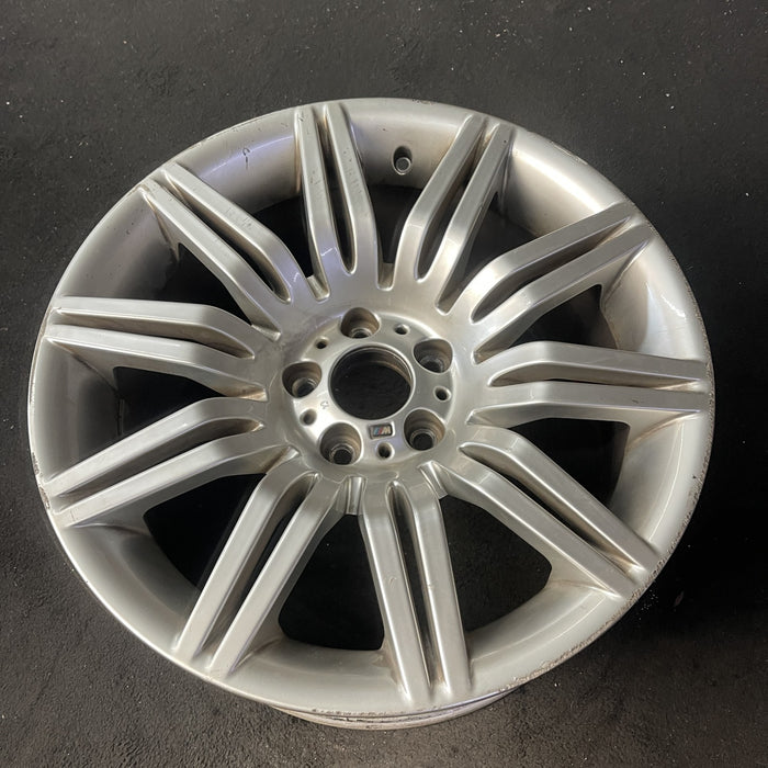 19" BMW 525i 04-07 19x9.5 , 10 double spoke Original OEM Wheel Rim - Close-Up Detail