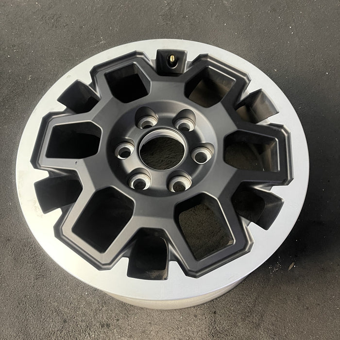 18" 4 RUNNER 25 18x7.5, machined finish Original OEM Wheel Rim - Close-Up Detail