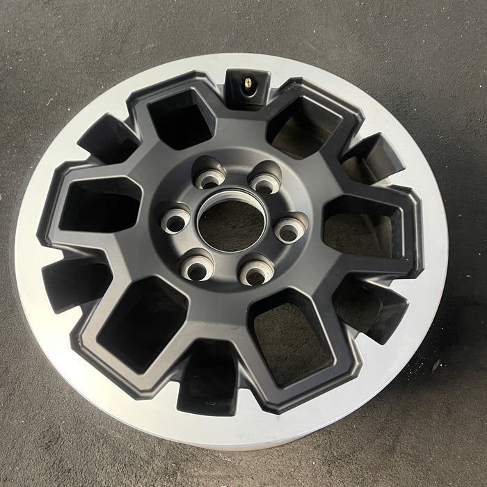 18" 4 RUNNER 25 18x7.5, machined finish Original OEM Wheel Rim - Close-Up Detail