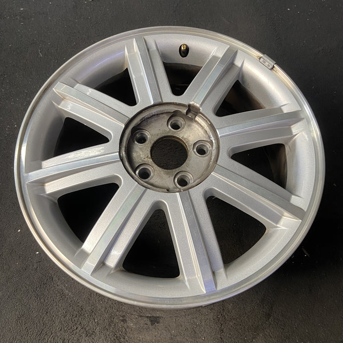 18" FIVE HUNDRED 05-06 18x7, Original OEM Wheel Rim - Close-Up Detail