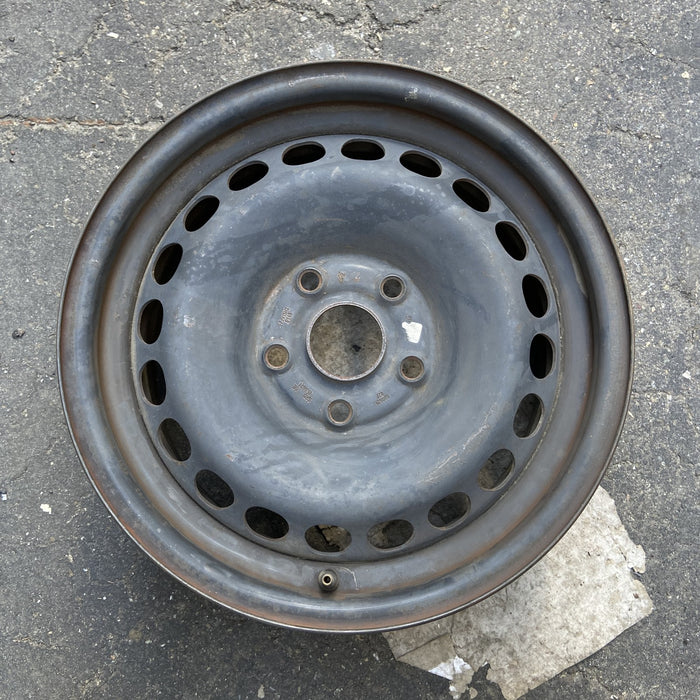 15" PASSAT 01 from VIN 050000, 15x6 Original OEM Wheel Rim - Angle View