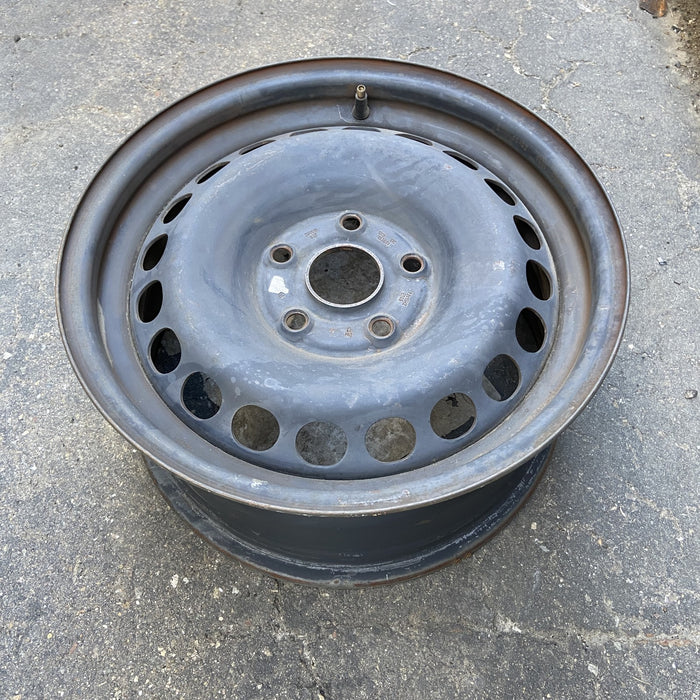 15" PASSAT 01 from VIN 050000, 15x6 Original OEM Wheel Rim - Close-Up Detail
