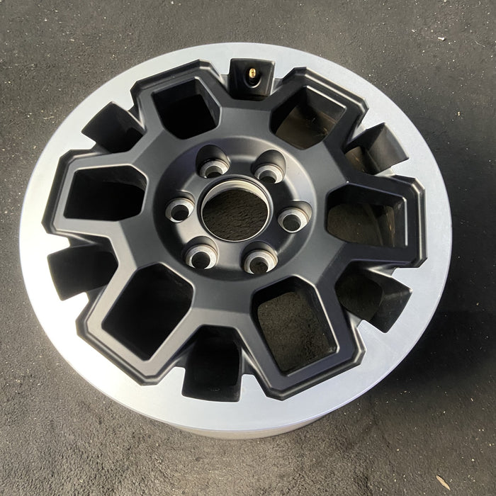 18" 4 RUNNER 25 18x7.5, machined finish Original OEM Wheel Rim - Close-Up Detail