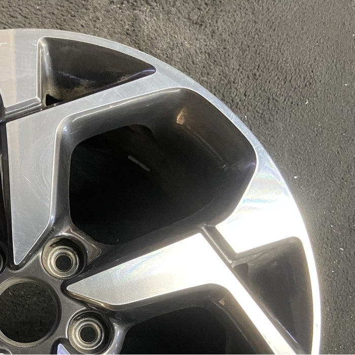 17" SPORTAGE 21-22 17x7 5 Y spoke alloy Original OEM Wheel Rim - Close-Up Detail